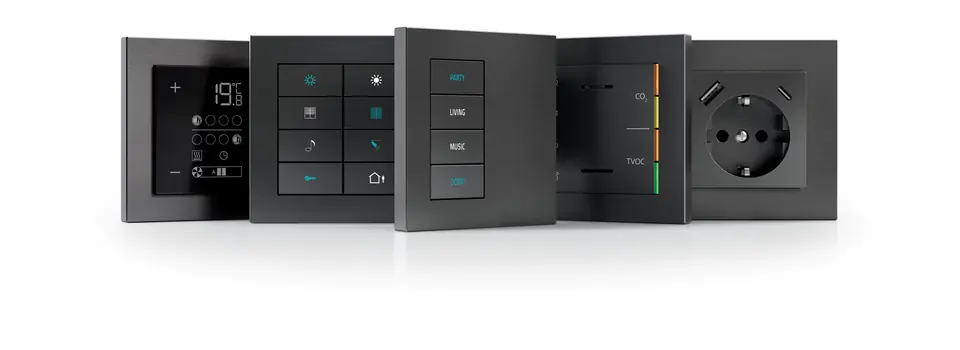 Ekinex 20venti DEEP plates in dark finishes with small status LEDs, next to a socket